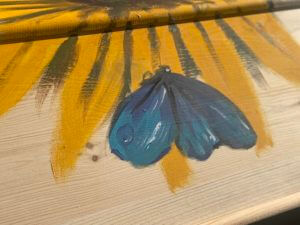 Bemalter Sarg mit dem Motiv Blauer Schmetterling