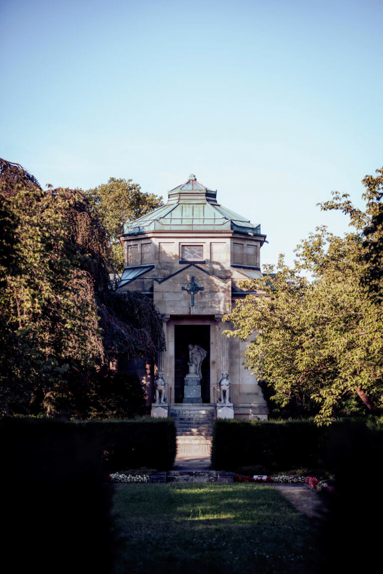 Das Bürklin’sche Mausoleum auf dem Karlsruher Hauptfriedhof, ein historisches Bauwerk mit beeindruckender Architektur.