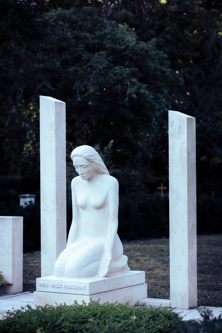 Das Grab des Verlegers-Ehepaars Brunhilde und Hans Wilhelm Baur auf dem Karlsruher Hauptfriedhof, schlicht und würdevoll gestaltet.