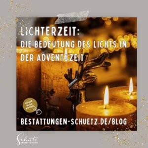 Zwei brennende, goldene Adventskerzen im Vordergrund, flankiert von einem Zinn-Rentier. Im Hintergrund unscharf die beiden anderen Adventskerzen und viele warm leuchtende Lichter. Der Text "Lichterzeit: Die Bedeutung des Lichts in der Adventszeit" sowie der Schriftzug "Bestattungen-schuetz.de/blog" sind auf einem dunklen, stimmungsvollen Hintergrund sichtbar.