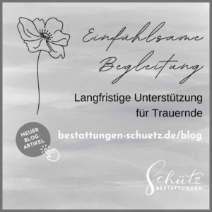 Stilistische graue Blume mit schwarzem Text „Einfühlsame Begleitung – Langfristige Unterstützung für Trauernde“, Verweis auf Blogartikel von Bestattungen Schütz mit klickbarem Symbol.