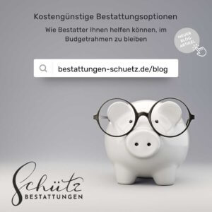 Ein graues Bild mit einem Sparschwein, das eine überdimensionale Brille trägt. Dazu die Texte „Kostengünstige Bestattungsoptionen“ und „Wie Bestatter Ihnen helfen können, im Budgetrahmen zu bleiben“. Ein Verweis auf den Blog-Artikel von Bestattungen Schütz ist ebenfalls enthalten.