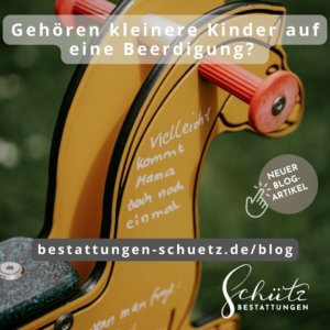 Schaukelpferd im Kinderbereich des Hauptfriedhofs Karlsruhe mit der Aufschrift "Vielleicht kommt Mama doch noch einmal lesen", das eine nachdenkliche Atmosphäre vermittelt.