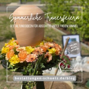 Urne mit sommerlichem Urnenkranz im Freien; im Hintergrund verschwommen die Schale für den Erdwurf.