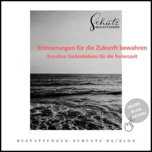 Schwarz-Weiß-Fotografie mit Blick auf das Meer, darüber der Text „Erinnerungen für die Zukunft bewahren: Kreative Gedenkideen für die Ferienzeit“ und Verweis auf einen neuen Blogartikel von Schütz