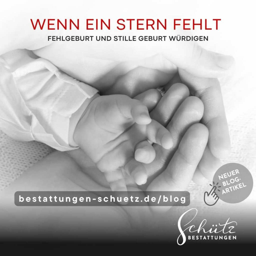 Schwarz-weißes Bild einer Babyhand, die in einer Erwachsenenhand liegt, mit dem Text „Wenn ein Stern fehlt: Fehlgeburt und stille Geburt würdigen“, dem Logo von Schütz Bestattungen und einem Hinweis auf einen neuen Blogartikel.