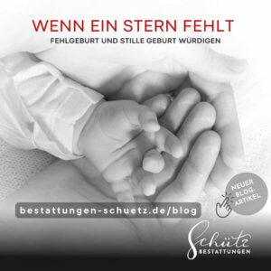 Schwarz-weißes Bild einer Babyhand, die in einer Erwachsenenhand liegt, mit dem Text „Wenn ein Stern fehlt: Fehlgeburt und stille Geburt würdigen“, dem Logo von Schütz Bestattungen und einem Hinweis auf einen neuen Blogartikel.